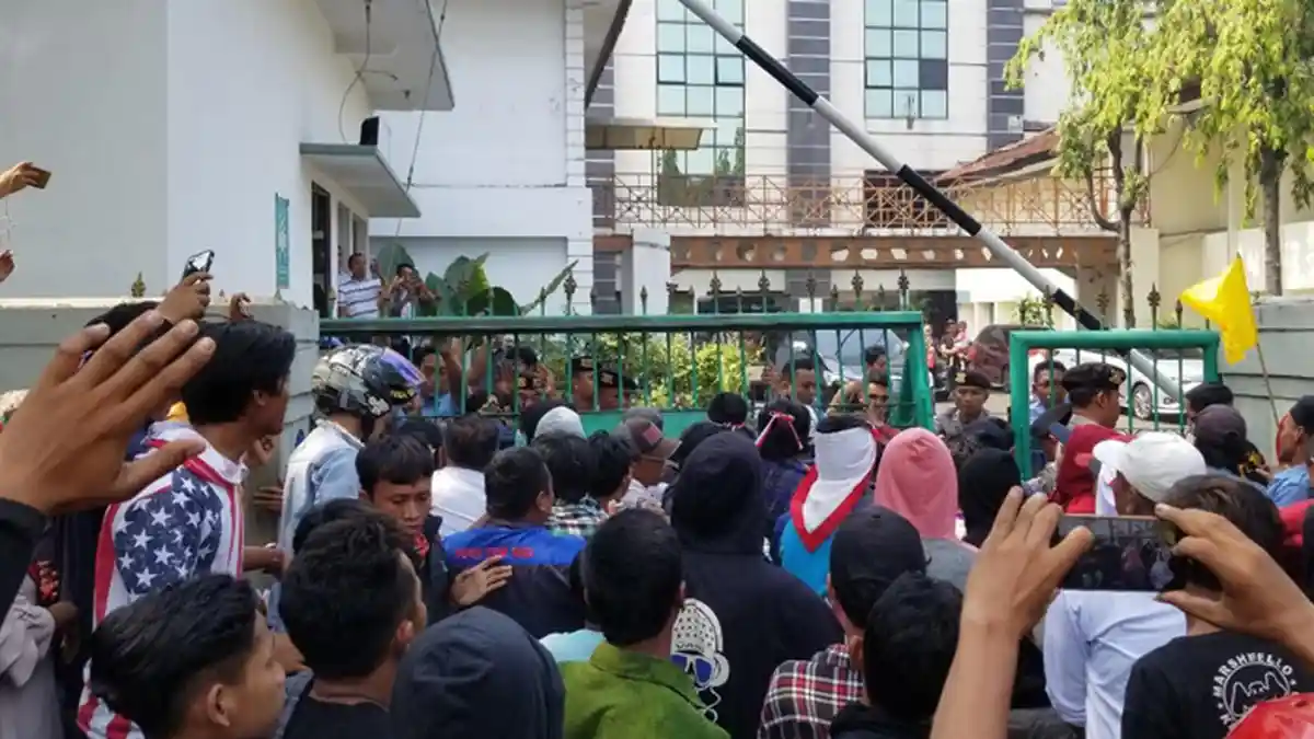 Bentrok Lawan Polisi, Massa Mengamuk Hingga Pagar Pengadilan Negeri Tangerang Copot
