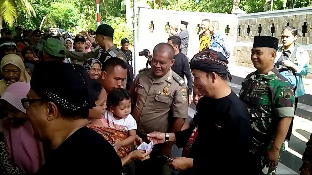 Bupati Banyumas Bagi-bagi Uang Usai Ziarah ke Makam R Joko Kaiman