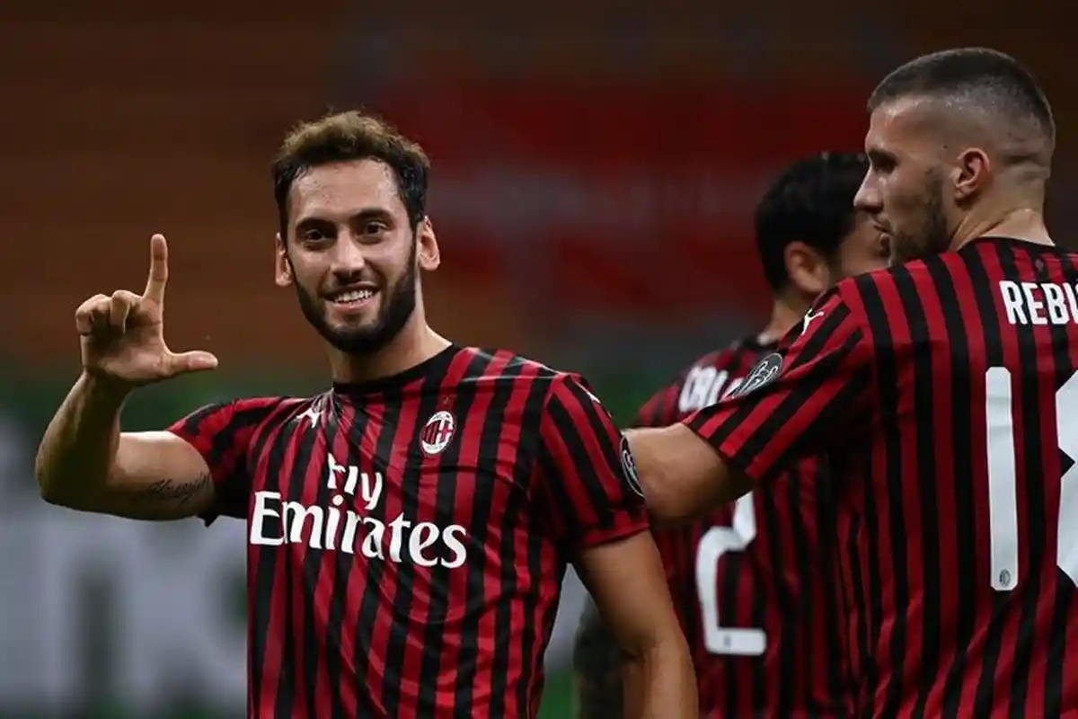 Rumit dengan AC Milan, Hakan Calhanoglu Bakal Ditampung Inter Milan, Juventus atau Man United
