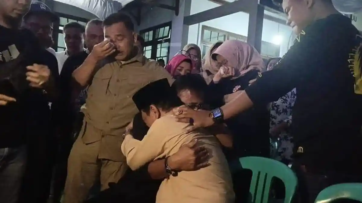 Tangis Herdiat Sunarya Pecah Setelah Pantau Hasil Quick Count Pilkada Ciamis 2024