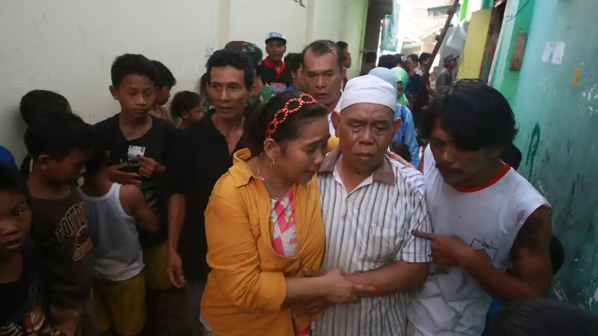 (FOTO) Tangis Pilu Haji Kenceng Korban Kebakaran di Bumi Waras
