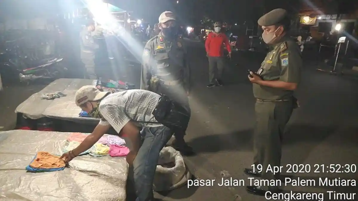 Satpol PP Bubarkan Pedagang Pasar Malam di Cengkareng yang Nekat Berjualan Saat PSBB