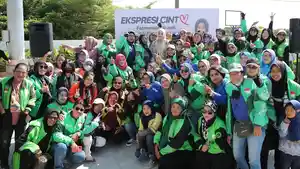 Fatmawati-Rusdi-bersama-driver-ojol-perempuan-e2311.jpg