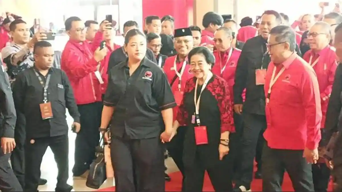 Megawati Bergandengan Tangan dengan Sang Cucu Pinka Haprani Hadiri ...