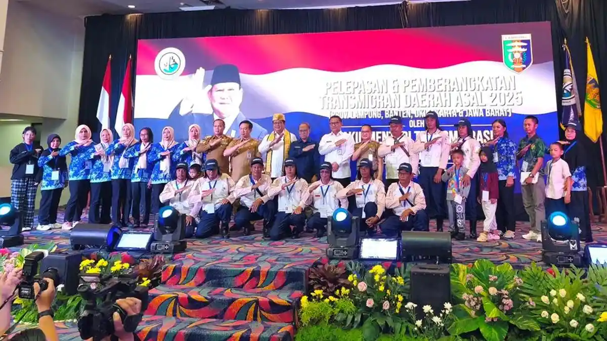 Breaking News Puluhan Transmigran Diberangkatkan dari Lampung