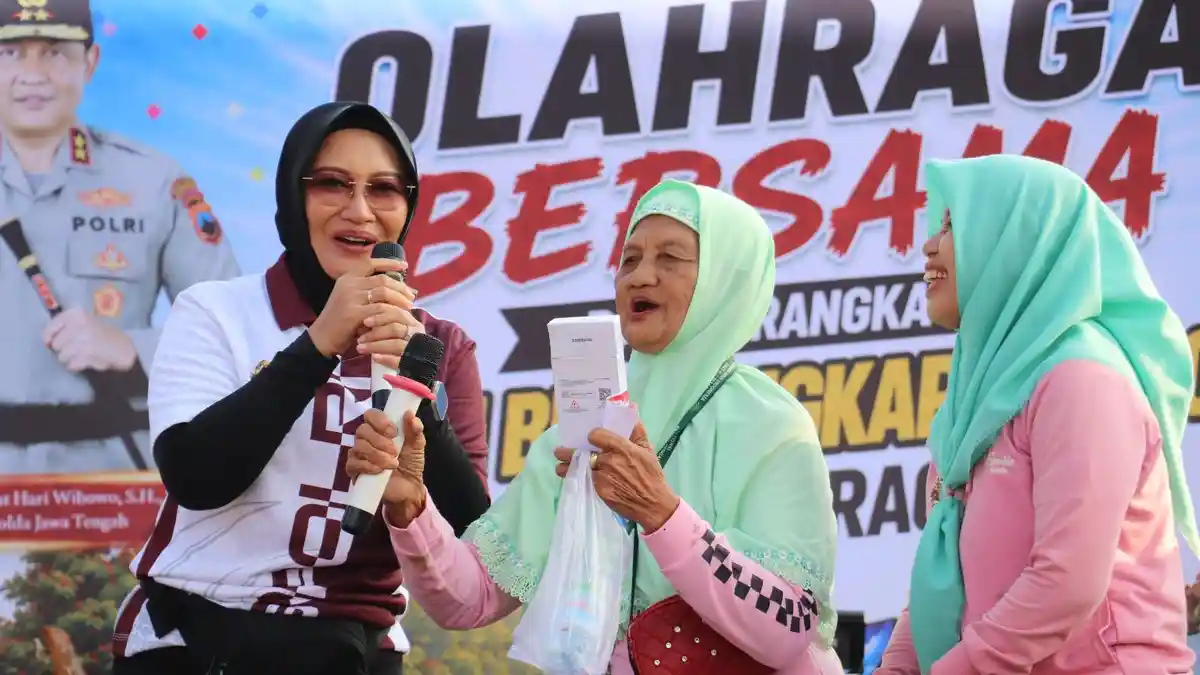 HUT Ke-80 Bhayangkara di Sragen Meriah, Kapolres Bagikan 3 Motor dan Ponsel ke Warga - Tribunjateng.com