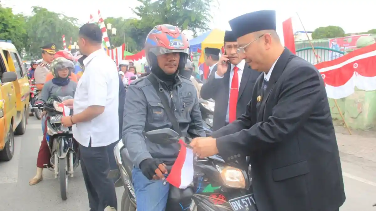 Semarakkan HUT Ke-72 RI, Wali Kota Eldin Turun Langsung dan Pasangkan Bendera ke Kendaraan Warga