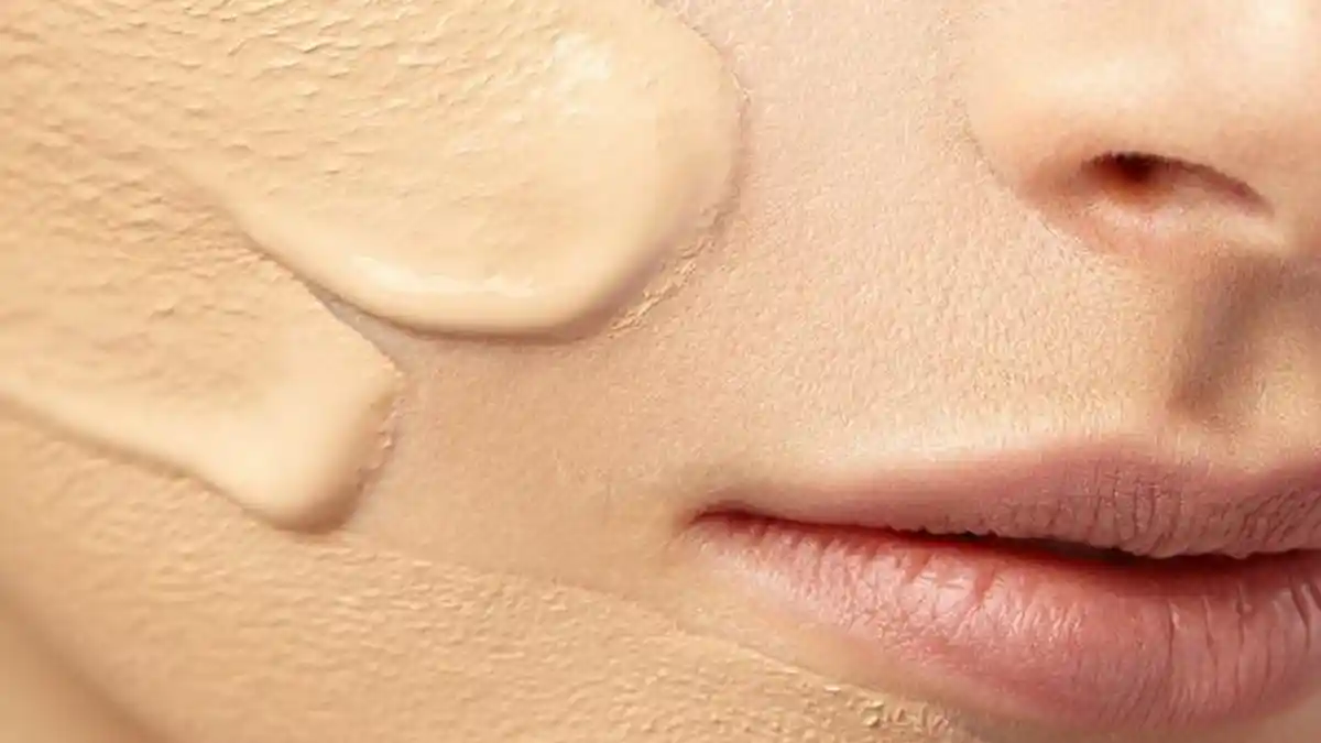 Baiknya Pakai Foundation atau Concealer Dulu? Ini Jawaban Penata Rias