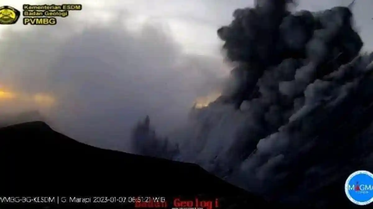 Gunung Marapi Erupsi dan Semburkan Abu Vulkanik, 40 Pendaki Masih di Puncak