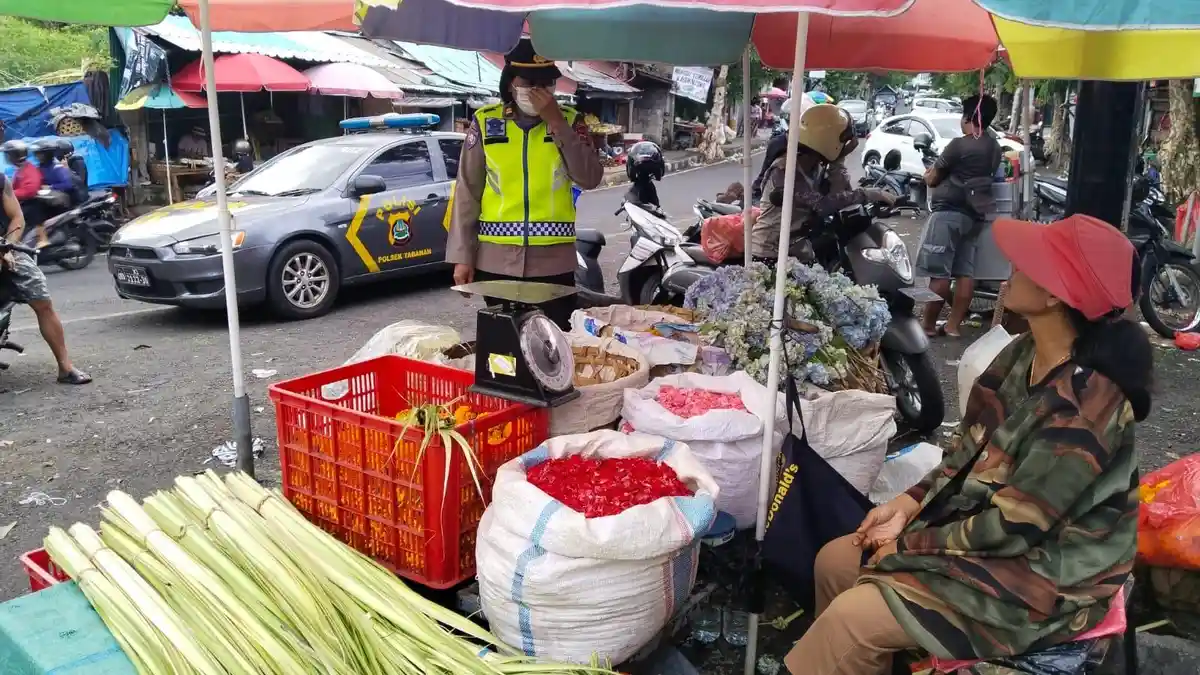 Polsek Tabanan Cek Harga Sembako Jelang Galungan, Ketersediaan Sembako Masih Mencukupi