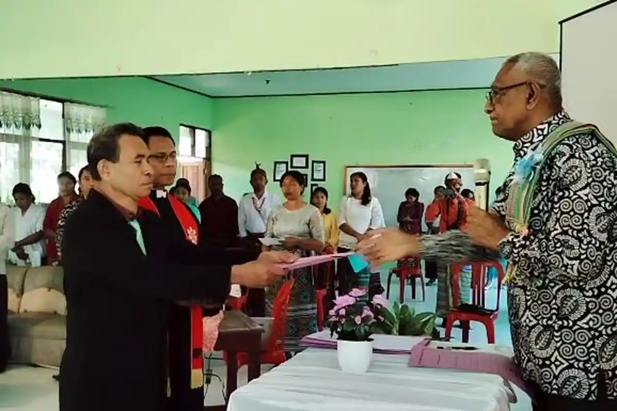 Ketua Yapenkris To’is Neno Lantik Paulus Poba Jadi Kepsek SMAS Kristen 1 SoE