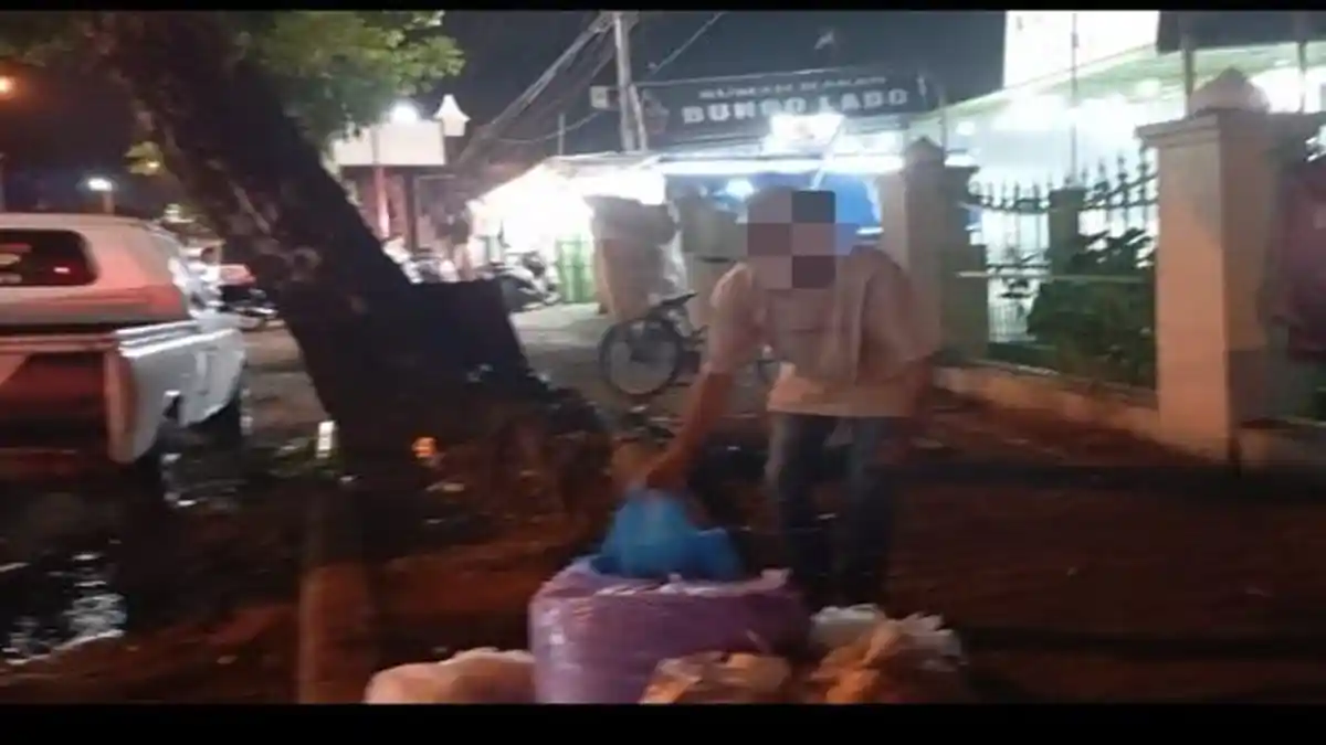 Kepergok Buang Sampah di Median Jalan, Tiga Warga Diamankan Satpol PP Padang