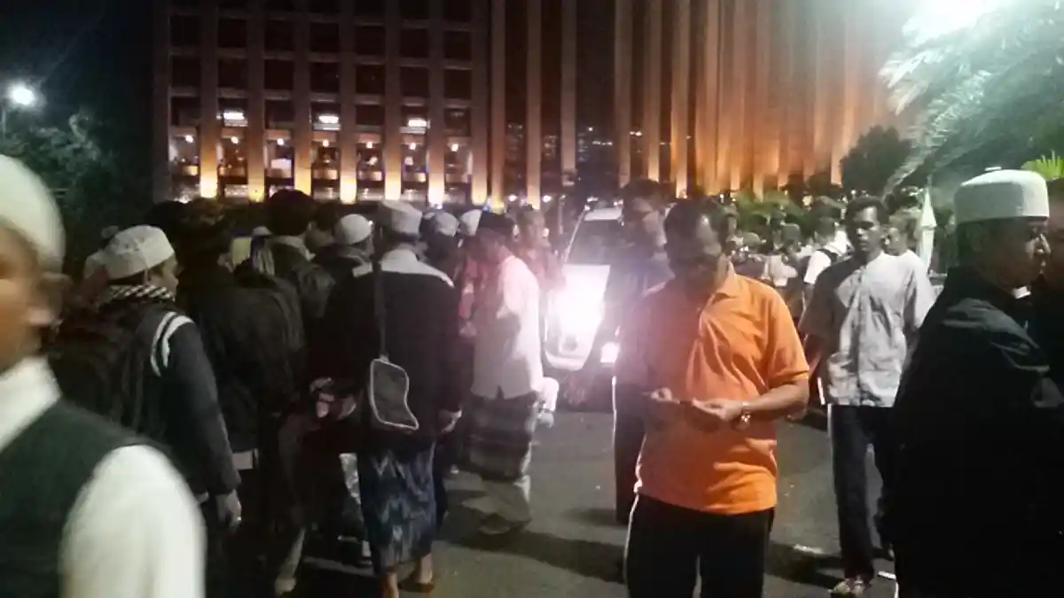 Dini Hari, Situasi di Masjid Istiqlal Semakin Ramai