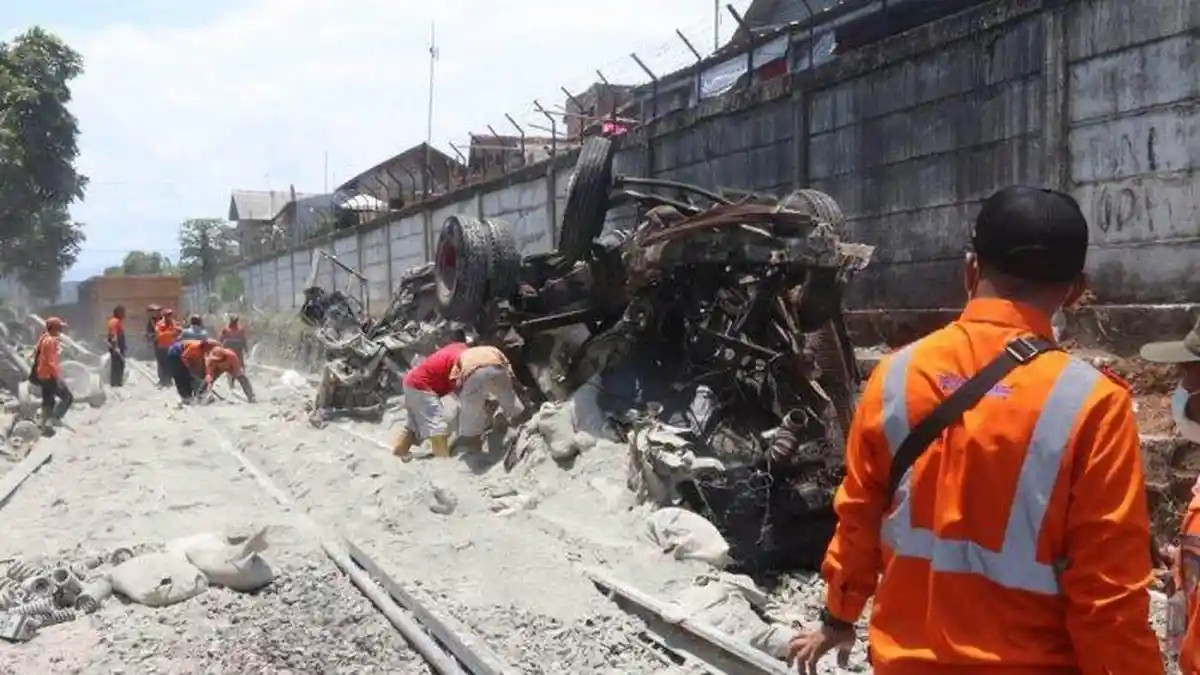 Fakta Lakalantas Truk vs Kereta Api di Bandar Lampung, Truk Jalan Sendiri Hantam Kereta