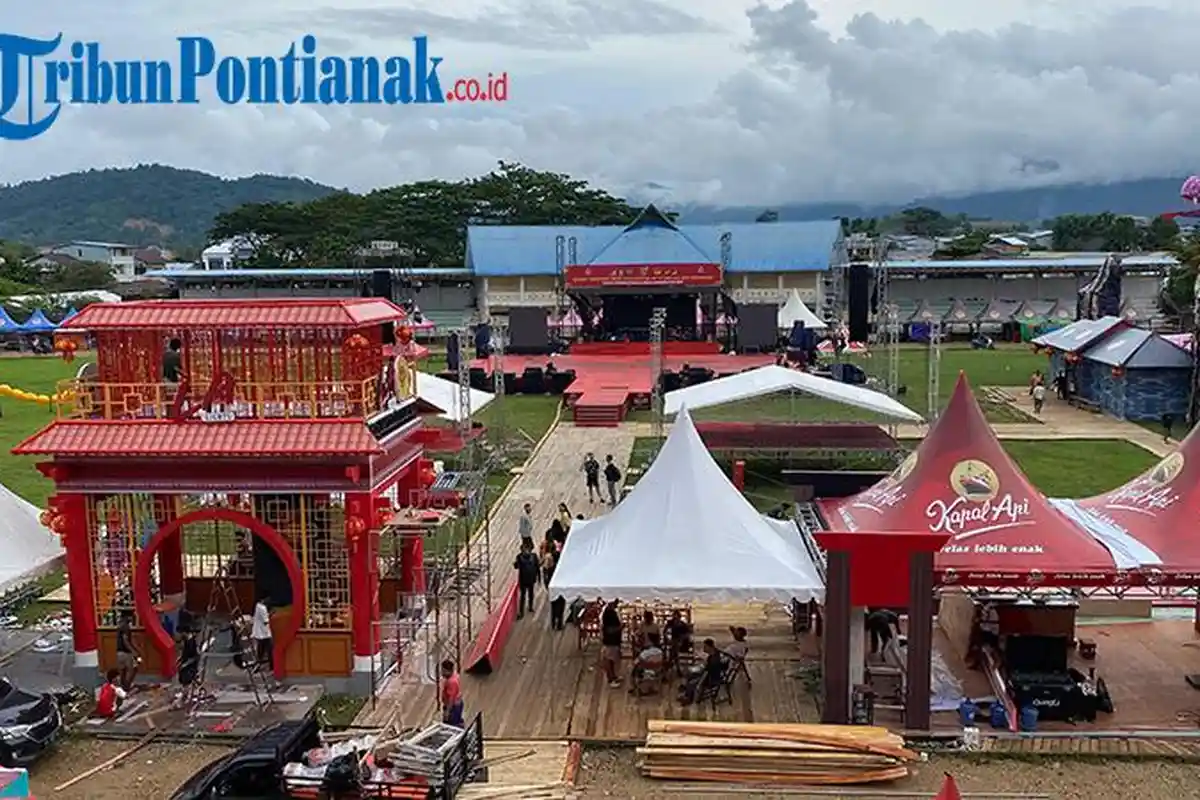 Kesiapan Panggung Utama di Lapangan Kridasana Singkawang Sambut Opening Ceremony Imlek 2025