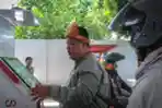 Petugas SPBU Palembang Berpakaian Adat