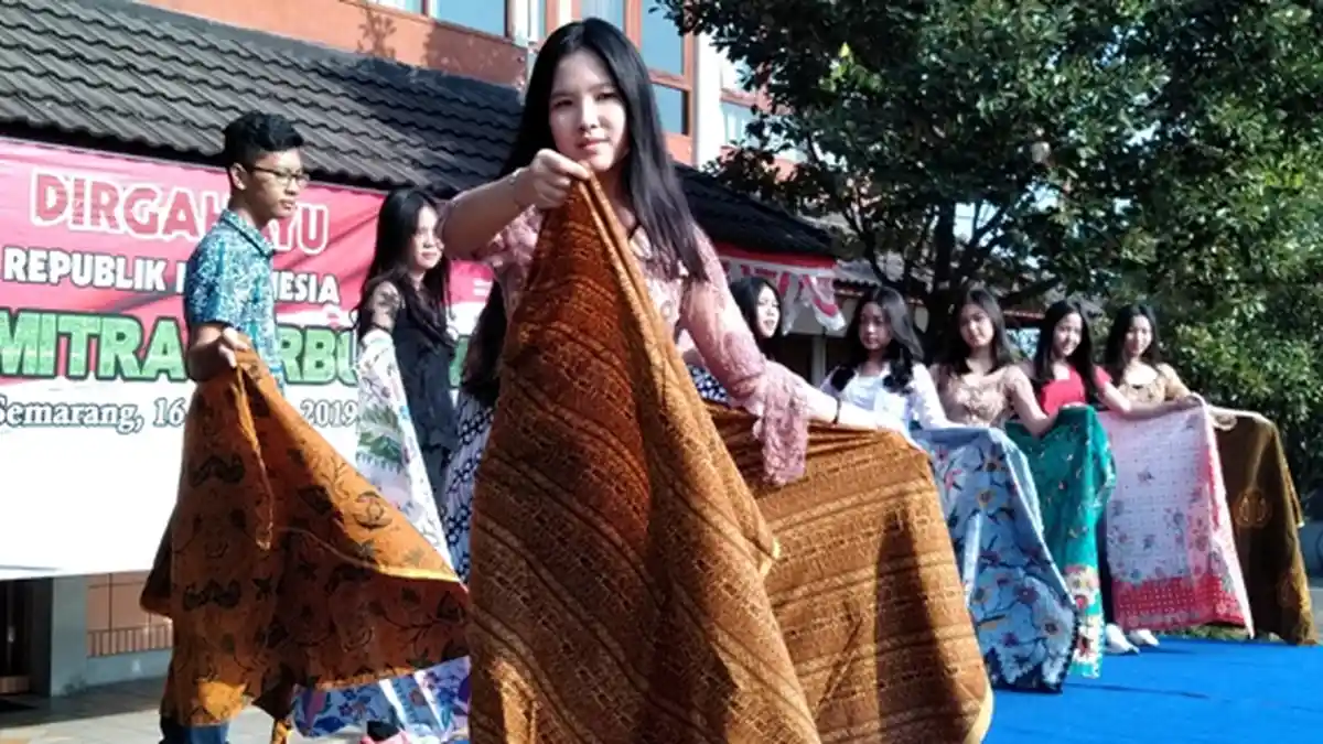 Komunitas Diajeng Semarang Ajak Para Siswa dan Guru Mencintai Batik