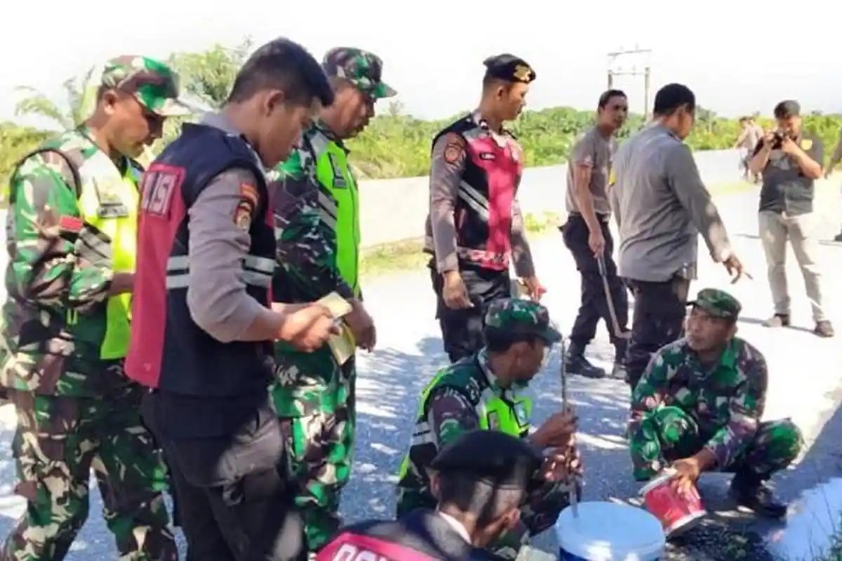 Sambut HUT Ke-25 Aceh Singkil, Personel TNI-Polri Kolaborasi Mengecat Jembatan 