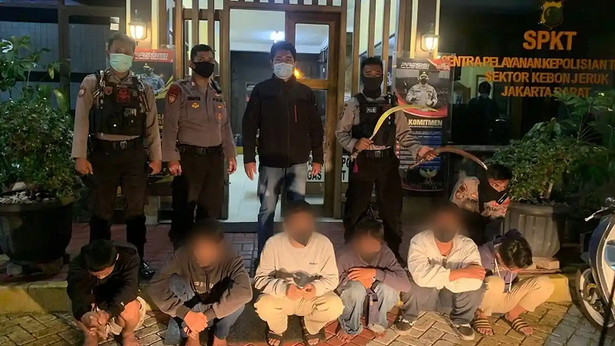 Polres Metro Jakbar Tangkap Enam Orang Gangster Joglo 92, Ada yang Bawa Celurit