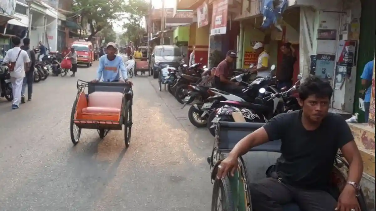 Tukang Becak di Kalibaru Minta Dibuatkan Shelter