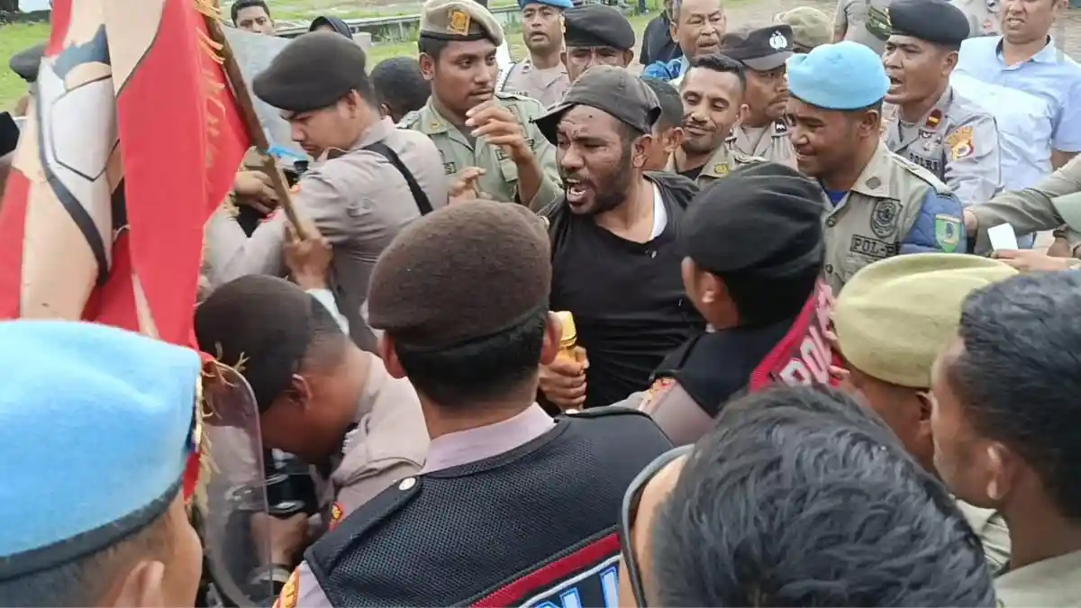 Demo di Kantor Disdikpora SBT, Masa Aksi Terlibat Saling Dorong Hingga Bakar Ban