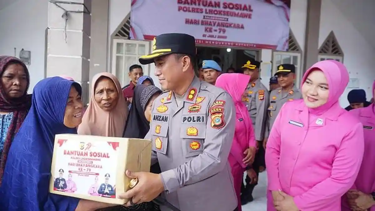 Hari Bhayangkara, Kapolres Lhokseumawe Serahkan Bansos di Pusong Lama 