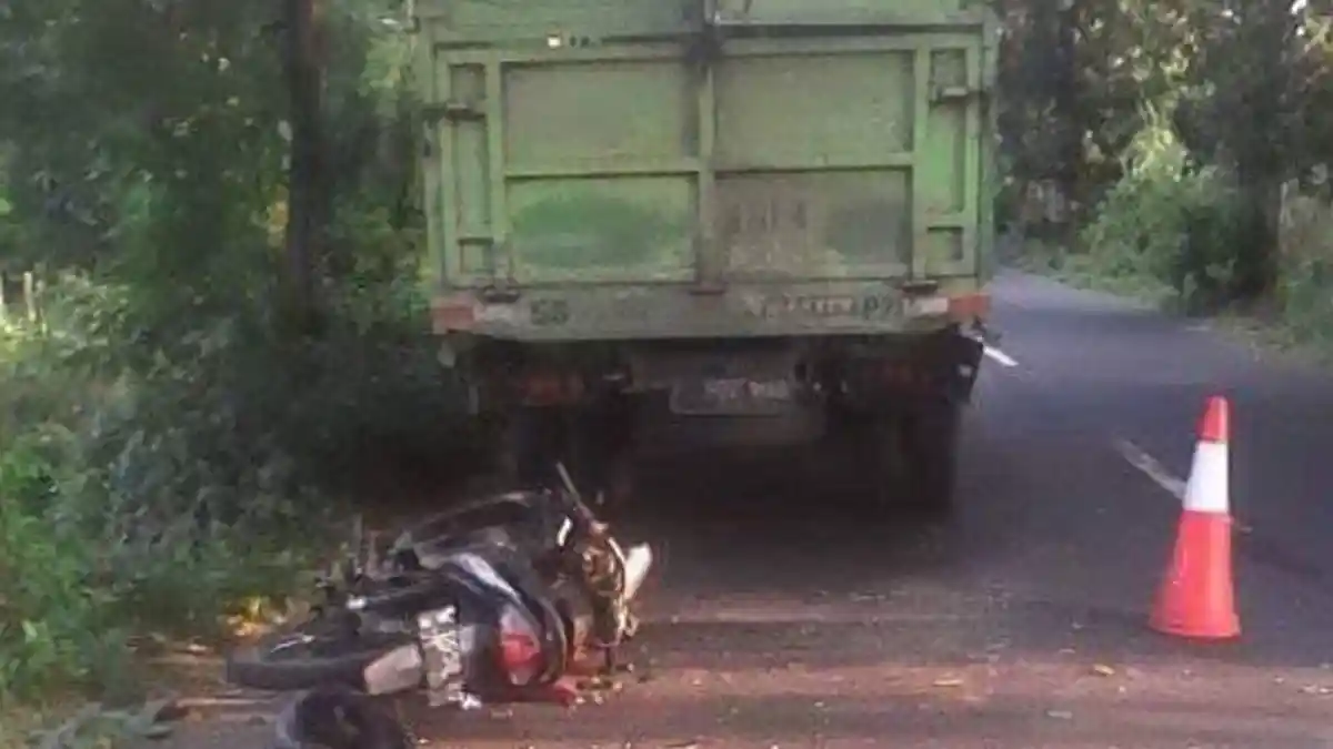 Sepeda Motor Tabrak Dump Truk yang Berhenti Mendadak di Desa Tertek Kediri, Satu Orang Tewas