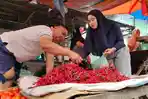 Pembeli-memilih-cabai-di-pasar-Diponegoro-Kecamatan-Kota-Kisaran-Barat.jpg