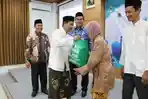 PAKET-SEMBAKO-Suasana-secara-simbolis-penyerahan-paket-sembako.jpg