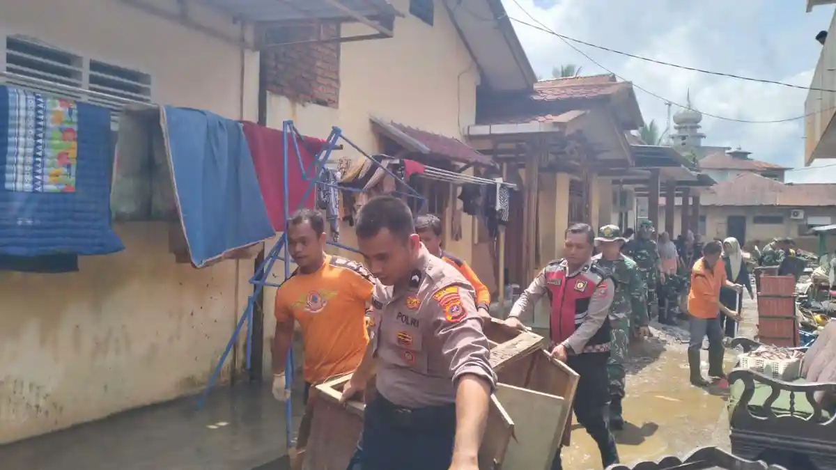 Di Balik Lumpur dan Air Mata: Polisi dan Warga Bersatu Membersihkan Sisa Banjir di Padang Sidempuan