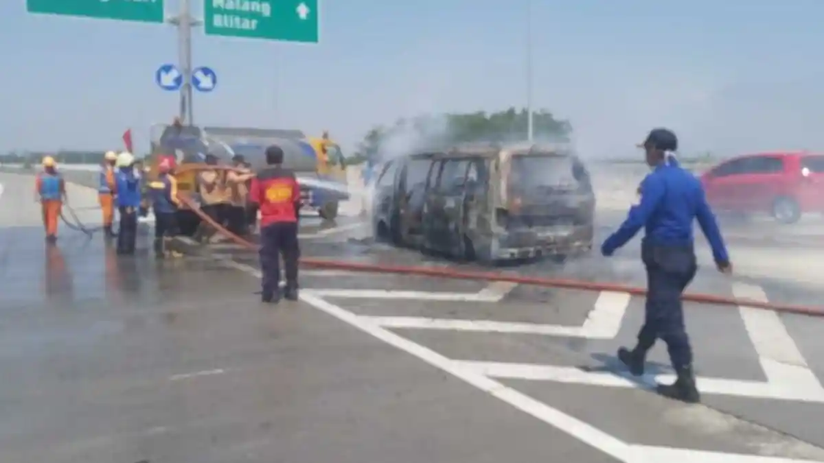 Mobil Terbakar di Jalan Tol, 9 Orang Berhasil Selamatkan Diri, Berawal Asap Keluar di Bawah Hand Rem
