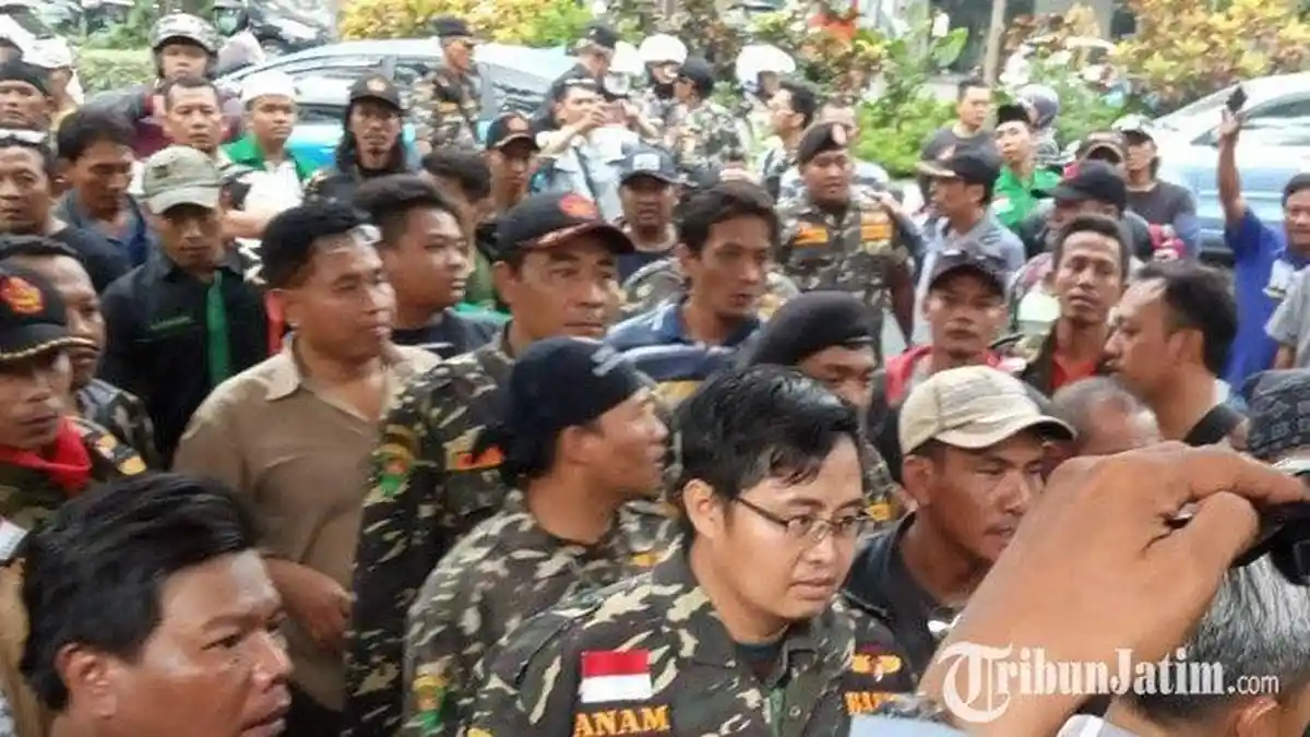 Keributan Terjadi Setelah Sidang Sugi Nur, Massa Banser Tersinggung pada Pria yang Sebut Gus Nur PKI