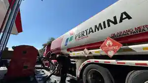 Petugas-melakukan-pengisian-bahan-bakar-minyak-BBM-dari-mobil-tangki-Pertamina-Patra-Niaga.jpg