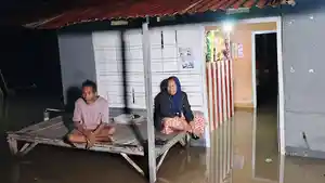BANJIR-SUWAWA-Dua-warga-Suwawa-Gorontalo-bersiaga.jpg