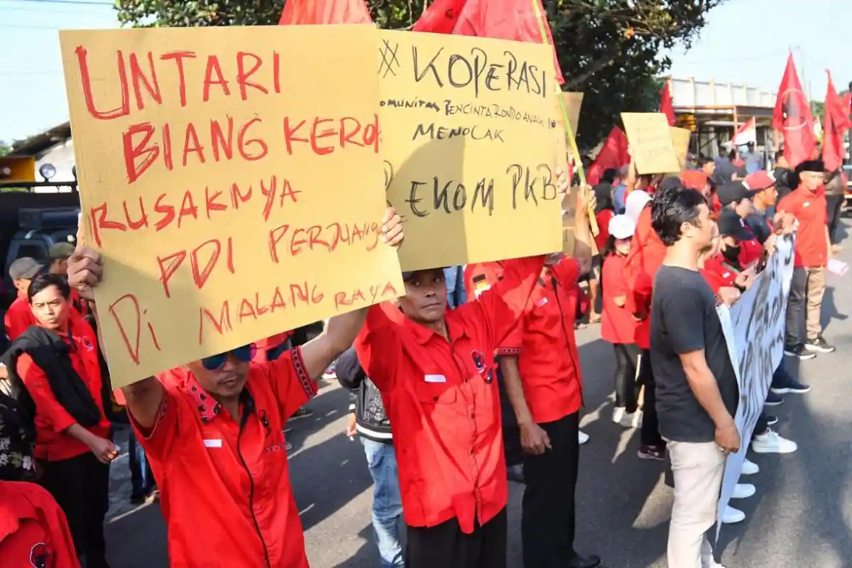 Ratusan Kader hingga Simpatisan PDI Luruk Kantor DPC, Tolak Paslon Sanusi-Lathifah yang Direkom PKB