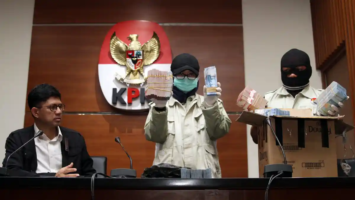 KPK Bawa Bupati Lampung Tengah ke Jakarta