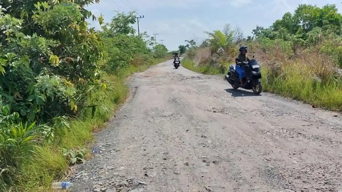 Jalan Utama di Kampung Nelayan Tala Ini Compang-Camping, Waktu Tempuh Jadi Dua Kali Lebih Lama