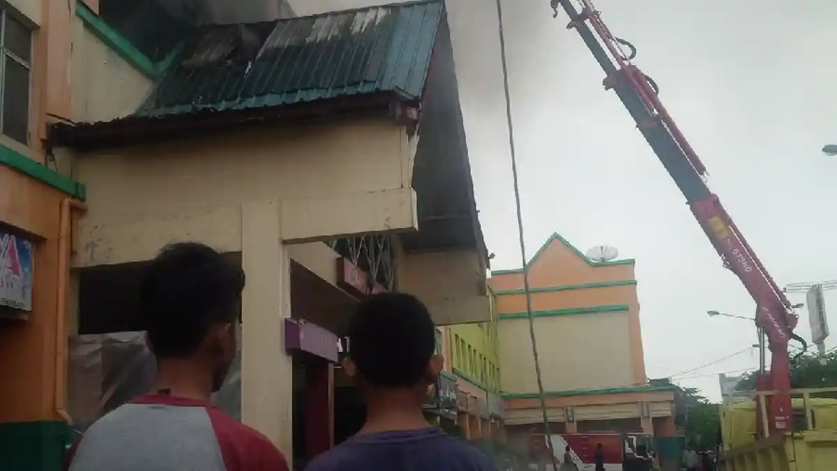 Masih Berkobar, Petugas Gunakan Skylift Untuk Jangkau Titik Api