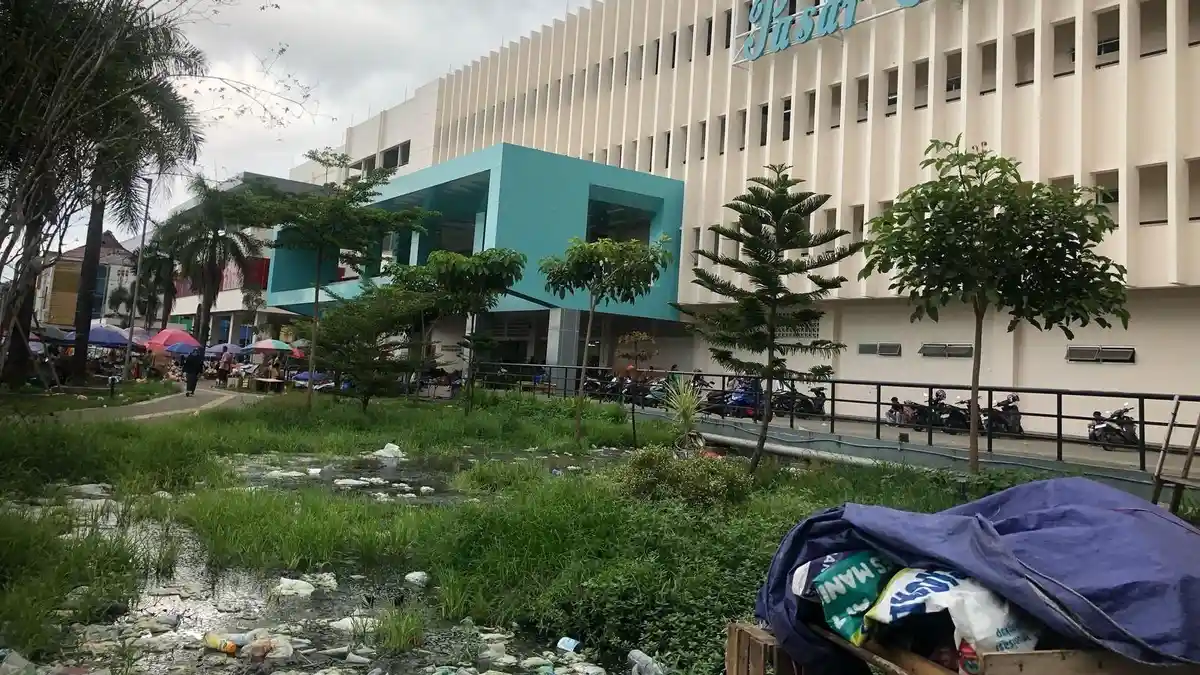 Genangan Air Penuh Sampah di Taman Pasar Mardika: Kotor dan Bau Busuk Begitu Menyengat