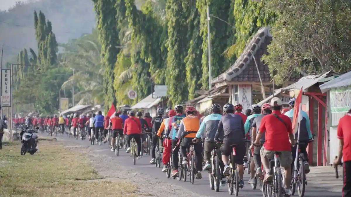 Bupati Sri Mulyani Pimpin Gowes Santai Keliling Rowo Jombor
