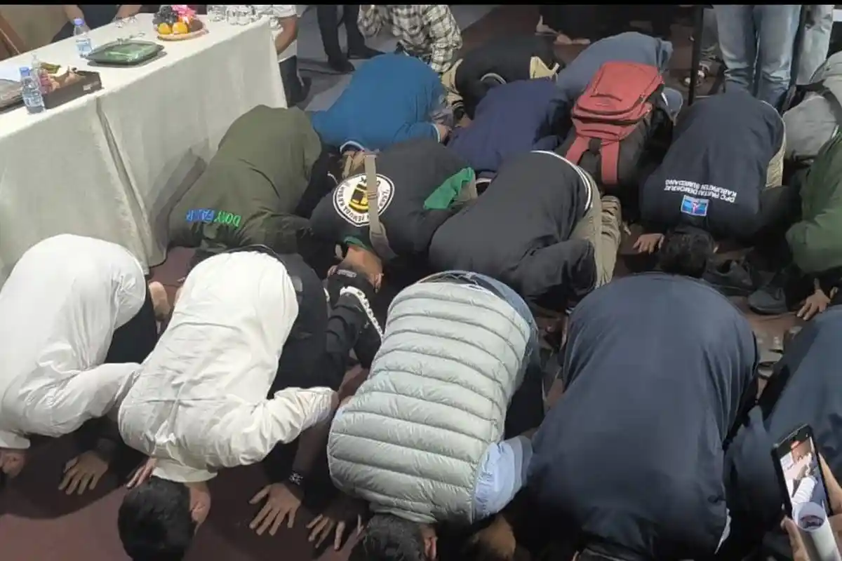 Quick Count Pilkada Sumedang Unggul, Dony-Fajar dan Tim Pemenangan  Sujud Syukur