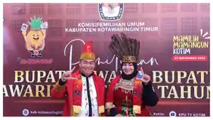 Halikinnor-dan-Irawati-menggunakan-baju-adat-Dayat-Kalteng.jpg