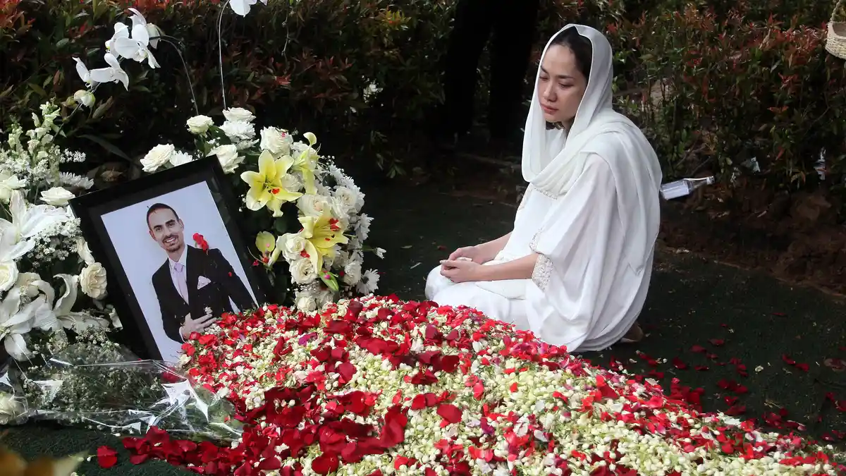 BCL Kembali Kunjungi Makam Sang Suami, Begini Penampilan Istri Ashraf Sinclair, Masih Sembab