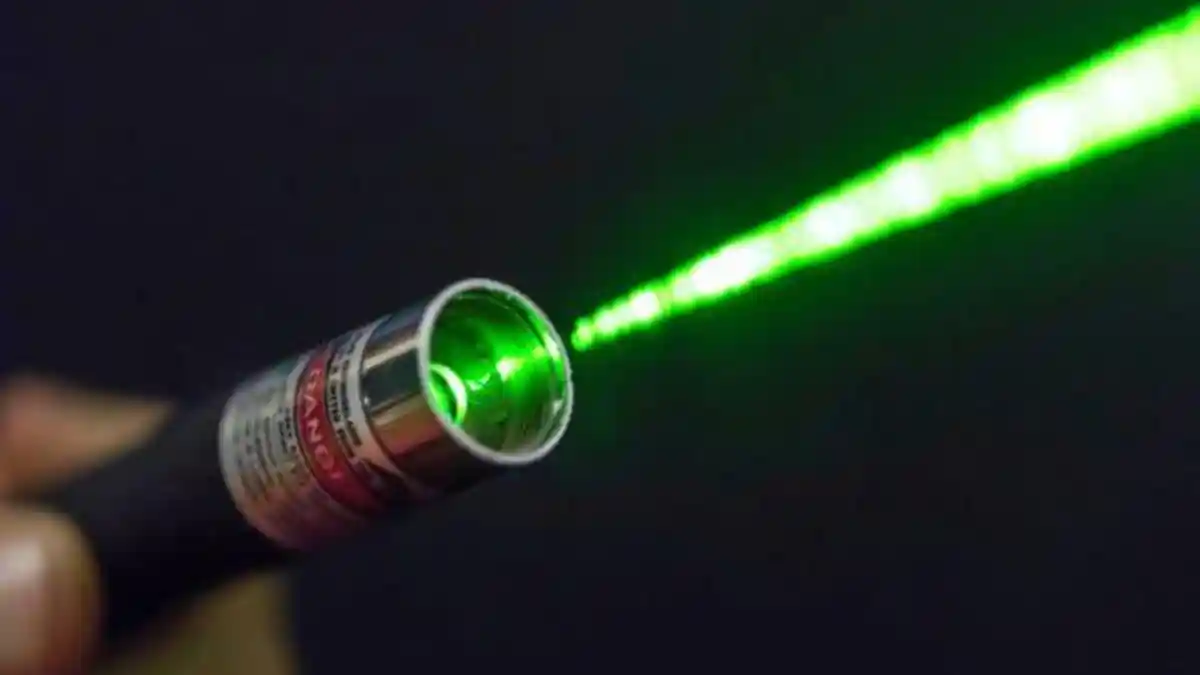 5 Bahaya Pesawat Ditembak Cahaya Laser Seperti Terjadi di Makassar Kemarin Malam