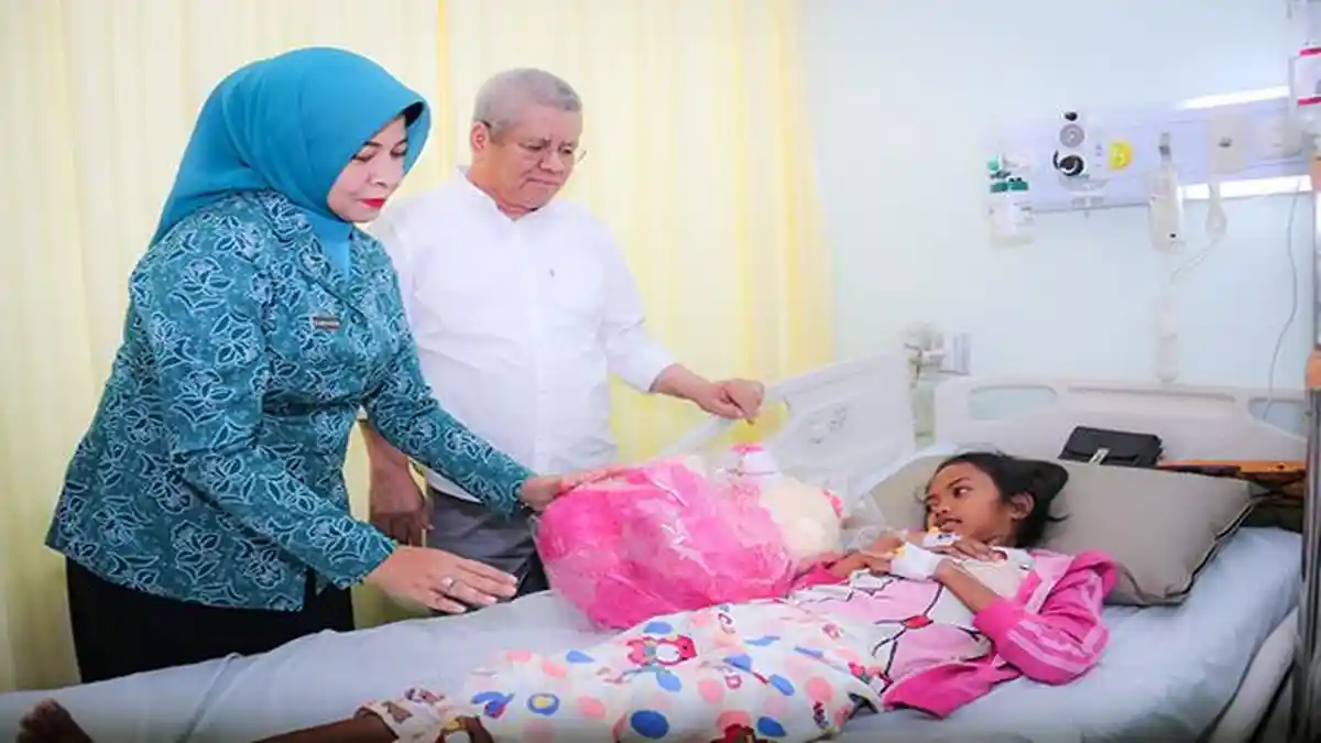 Harisson dan Windy Semangati Pasien DBD yang didominasi Anak-anak di RSUD Soedarso