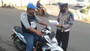 seorang-pengendara-sepeda-motor-mendapatkan-surat-tilang-di-kecamatan-cariu-kabupaten-bogor.jpg