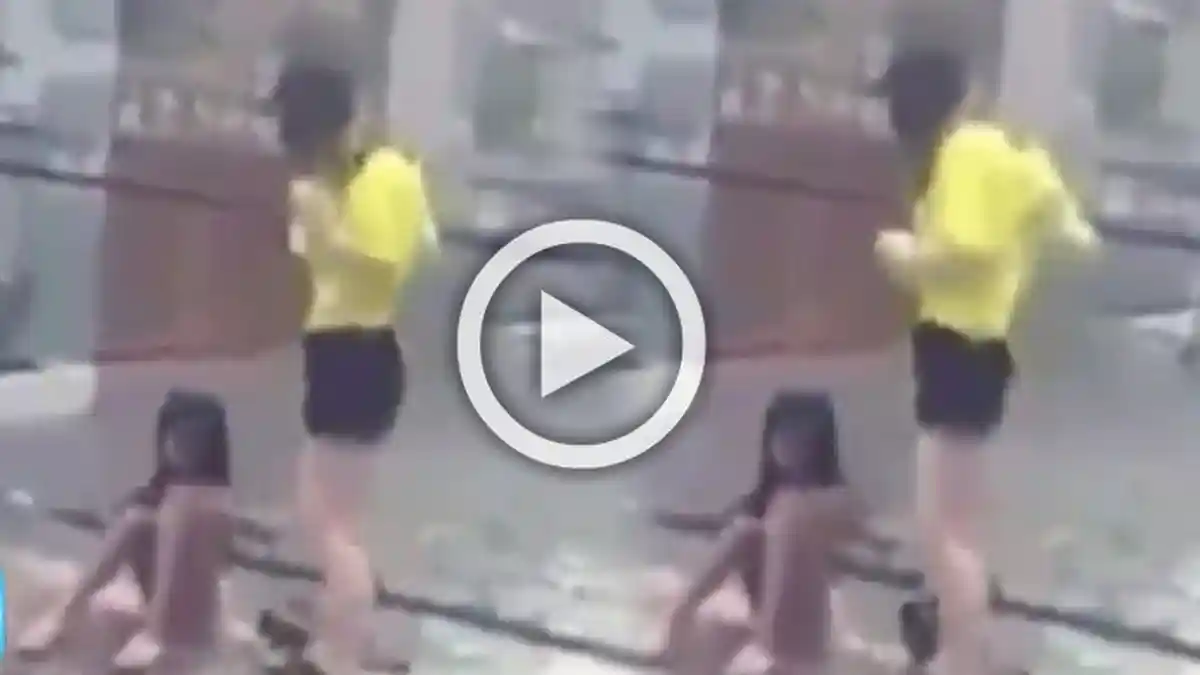 Video Cewek Cantik Nekat Buka Baju di Tempat Umum Demi Ini