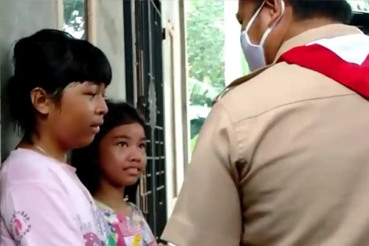 Sambil Menangis Berlarian Siswa SDN 175 Telanaipura Jambi Amankan Buku, Sekolah Dilalap Api