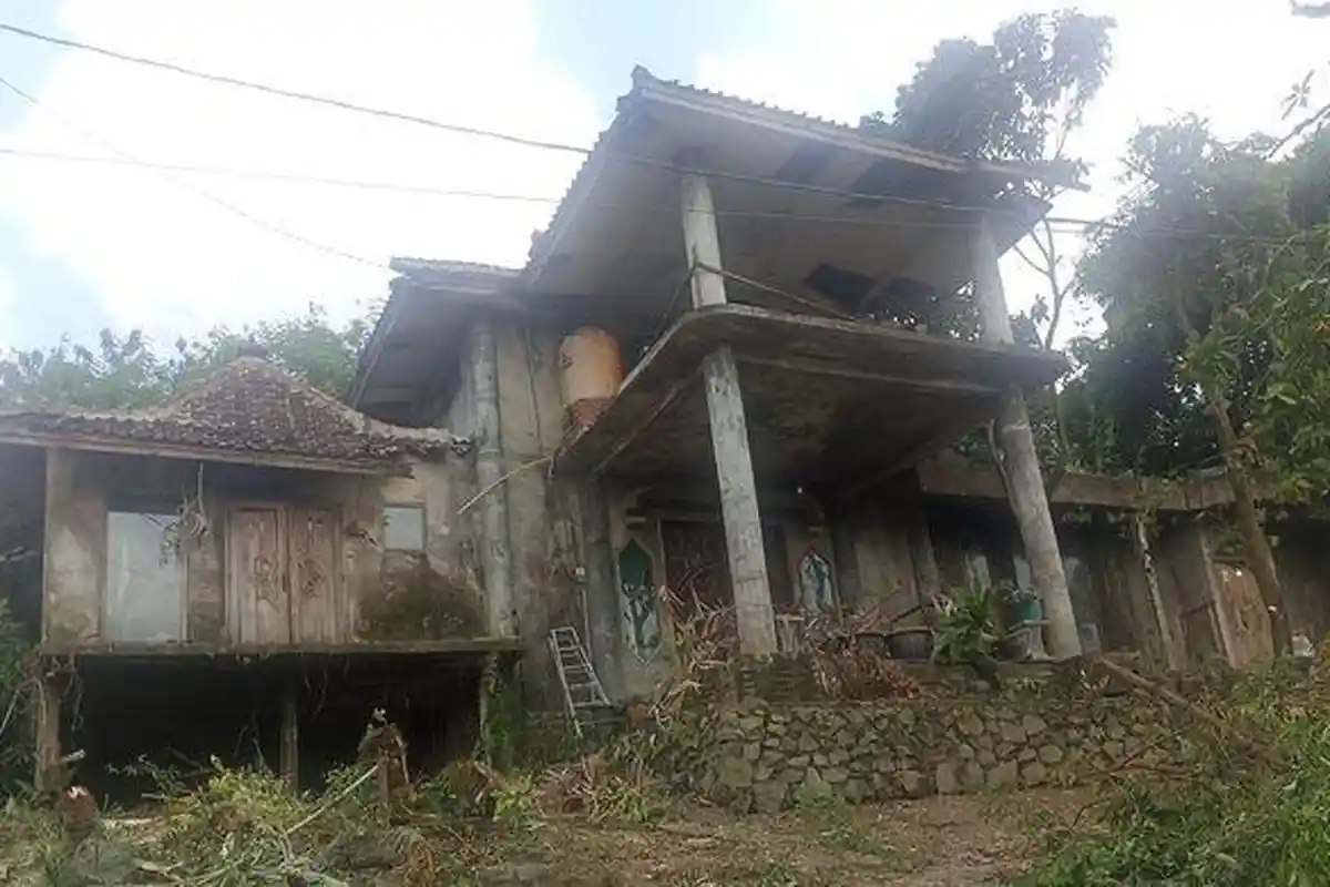 VIRAL Dokter Wayan yang Tinggal di Rumah Mewah Namun Terbengkalai, Masih Buka Praktik untuk Pasien