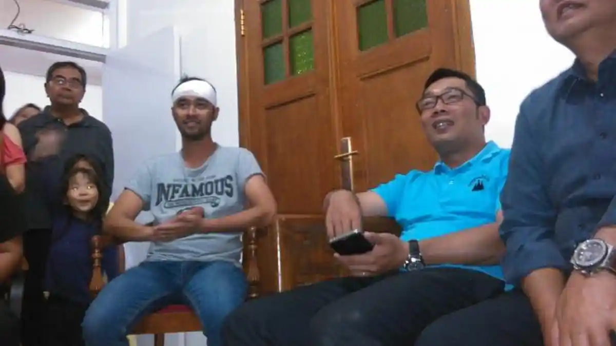 Ridwan Kamil Jenguk Vokalis Pure Saturday yang Dikepruk Botol: Ada Apa Dengan Warganya?